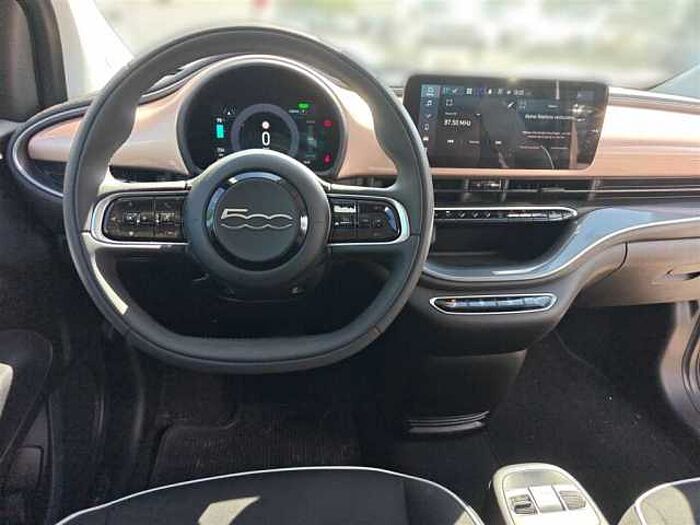 Fiat 500 mit Rückfahrkamera, Sitzheizung, Parksensoren hi. und vo.