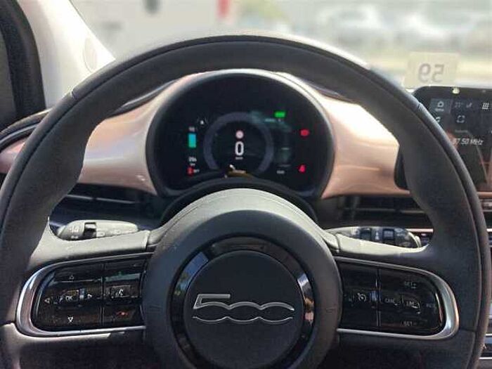 Fiat 500 mit Rückfahrkamera, Sitzheizung, Parksensoren hi. und vo.