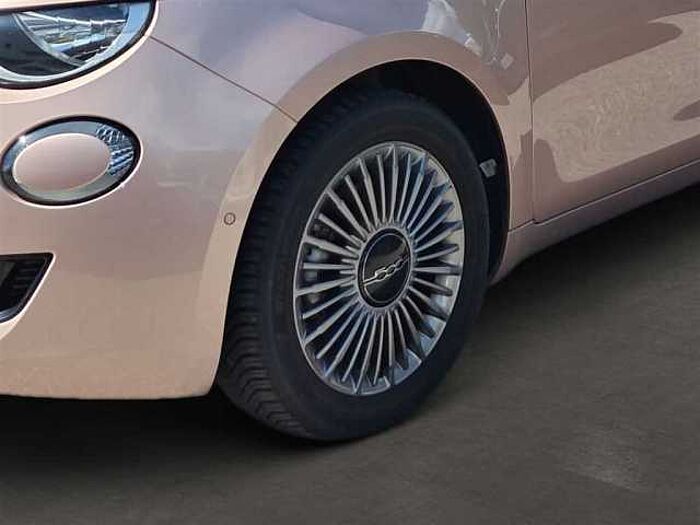 Fiat 500 mit Rückfahrkamera, Sitzheizung, Parksensoren hi. und vo.