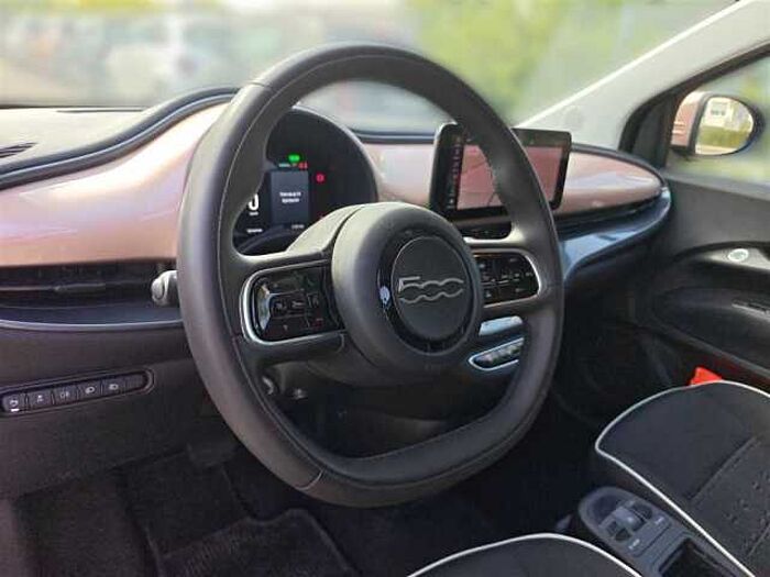 Fiat 500 mit Rückfahrkamera, Navi, ACC