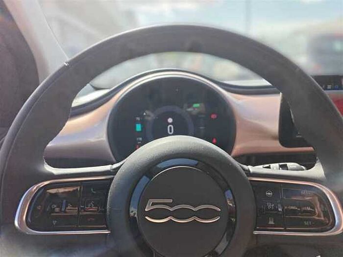 Fiat 500 mit Rückfahrkamera, Navi, ACC
