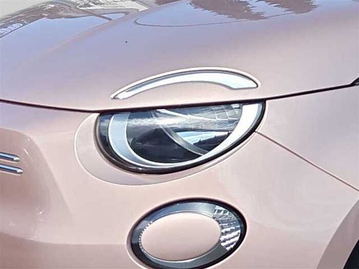 Fiat 500 mit Rückfahrkamera, Navi, ACC