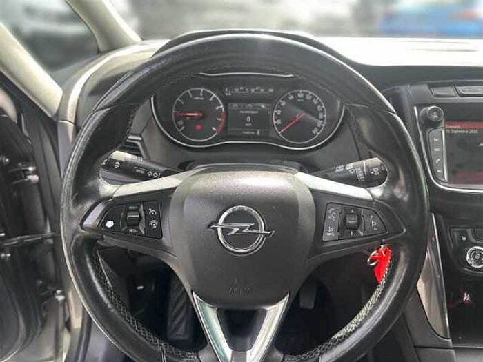 Opel Zafira Innovation 200Ps AHK Navi Kamera LED PDC SHZ uvm.