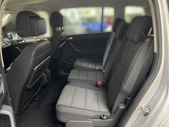 Volkswagen Touran Comfortline 1.5 TSI Navi Klimaaut. PDC SHZ