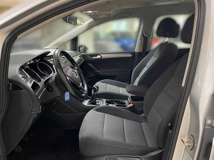 Volkswagen Touran Comfortline 1.5 TSI Navi Klimaaut. PDC SHZ