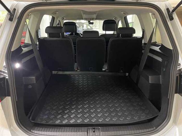 Volkswagen Touran Comfortline 1.5 TSI Navi Klimaaut. PDC SHZ