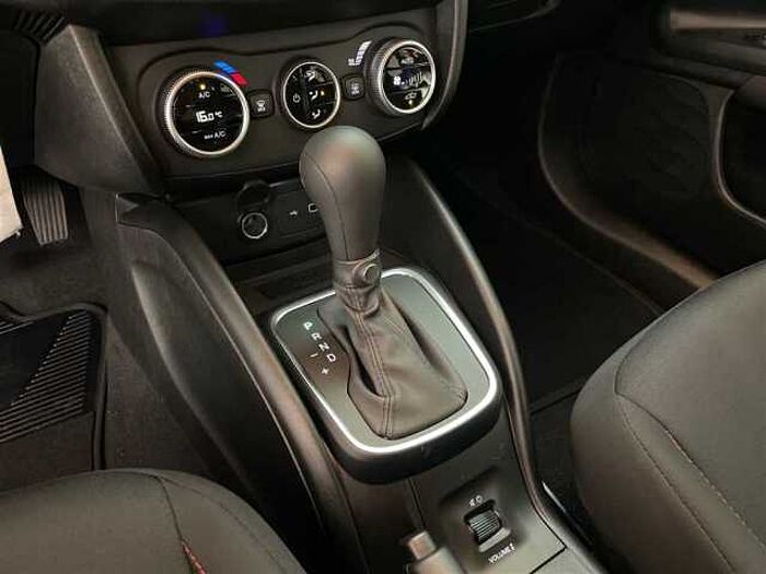 Fiat Tipo RED Hybrid 1.5 Rückfahrkamera LED-Scheinwerfer PDC